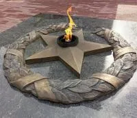 Бронзовый венок со звездой вечного огня в Валуйках (518550)